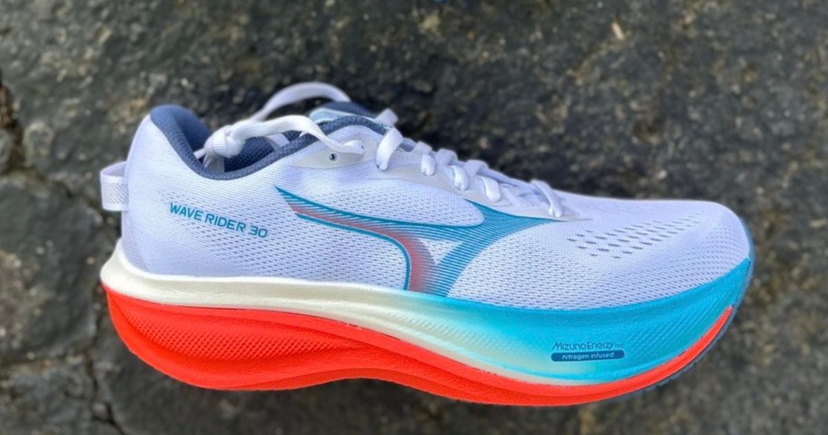 Mizuno Wave Rider 30 on the beach